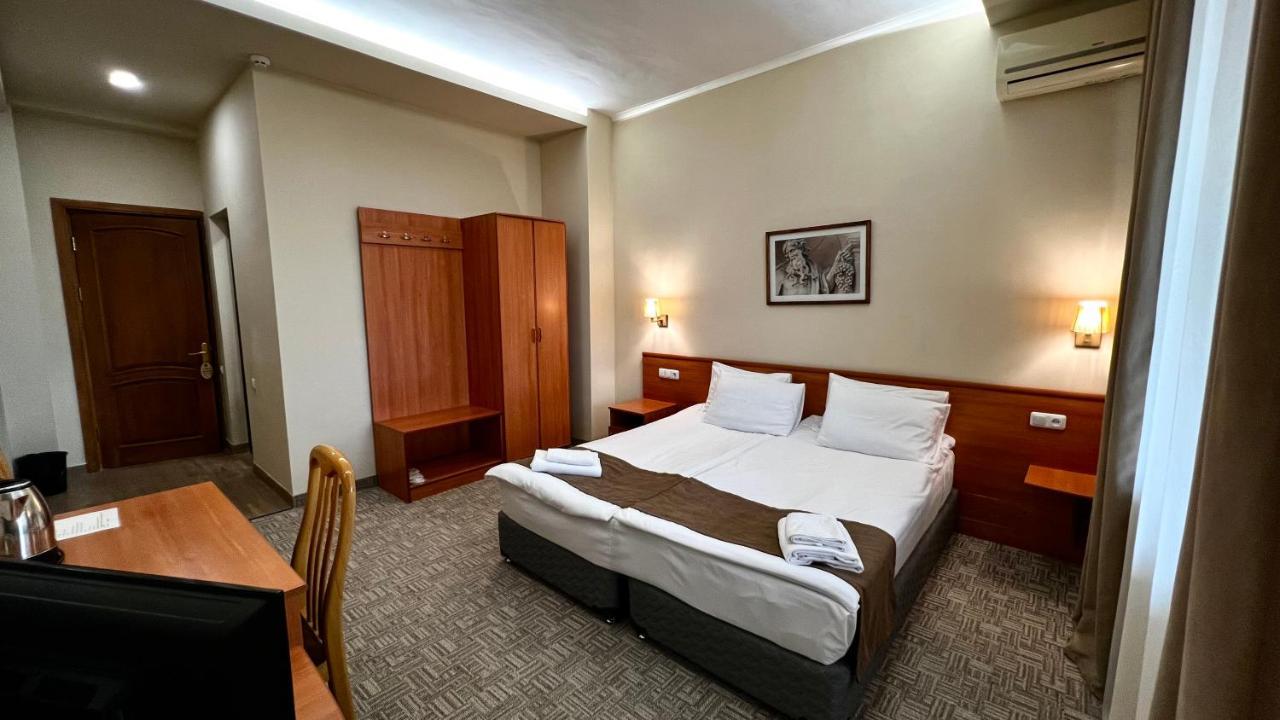 Olympia Garden Hotel Yerevan Exterior photo