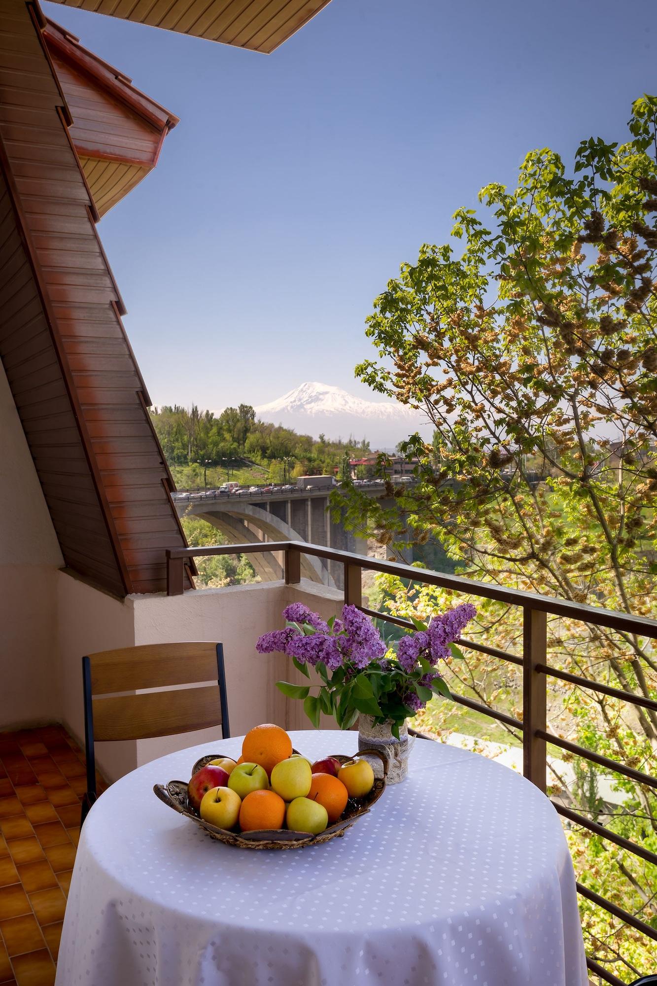 Olympia Garden Hotel Yerevan Exterior photo