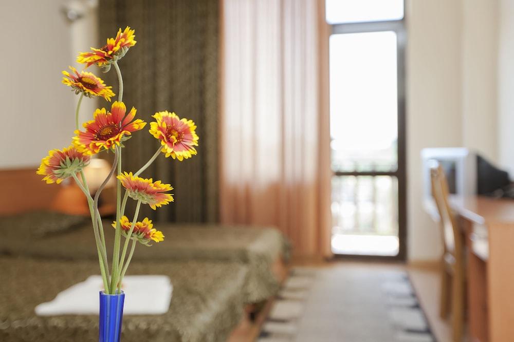 Olympia Garden Hotel Yerevan Exterior photo
