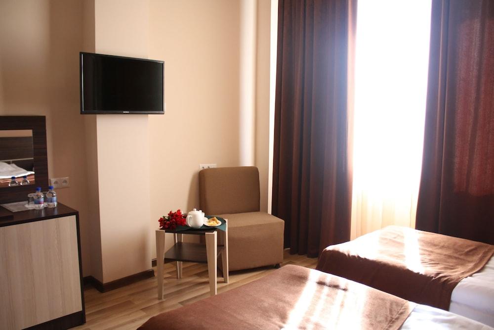 Olympia Garden Hotel Yerevan Exterior photo