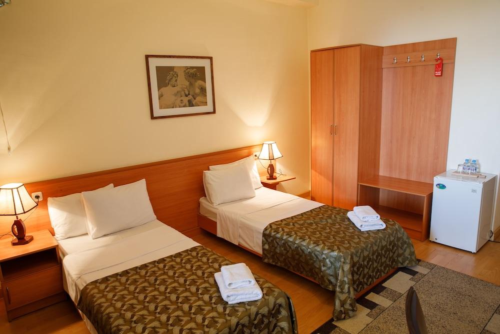 Olympia Garden Hotel Yerevan Exterior photo