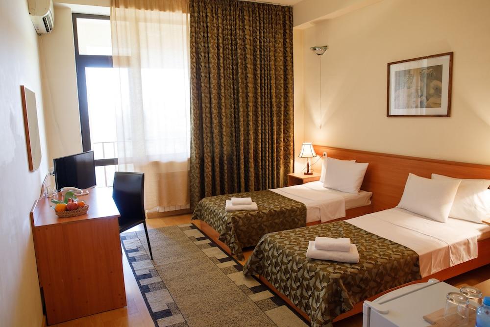 Olympia Garden Hotel Yerevan Exterior photo