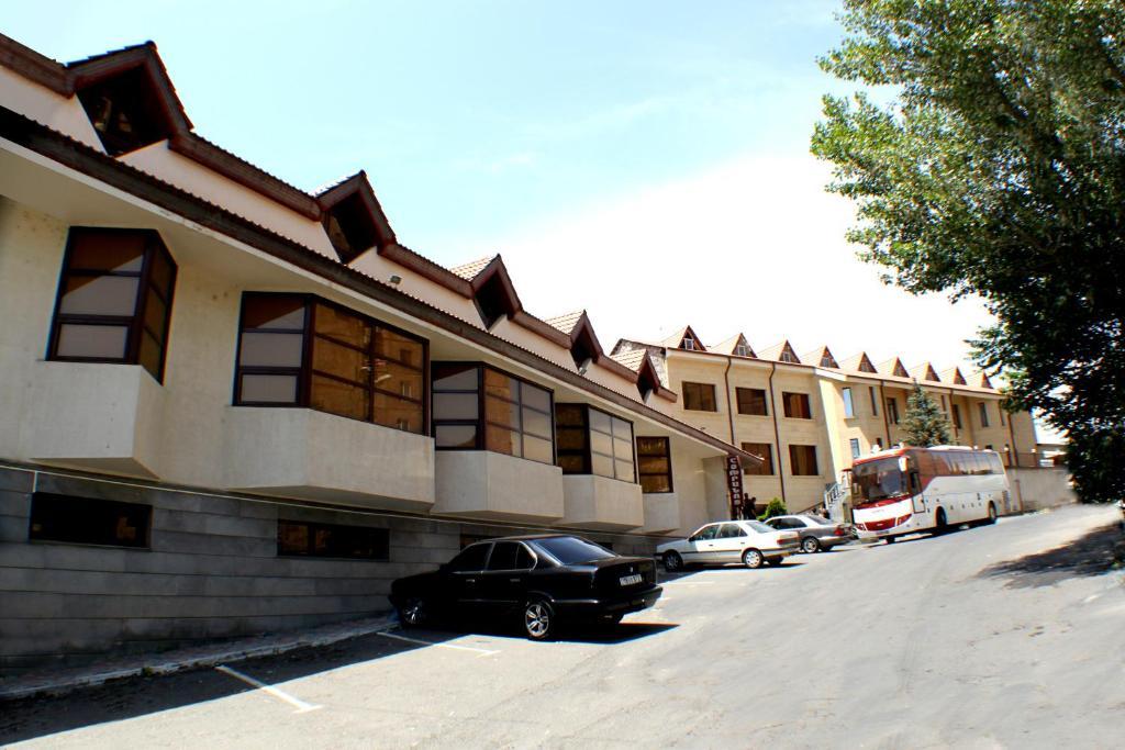 Olympia Garden Hotel Yerevan Exterior photo